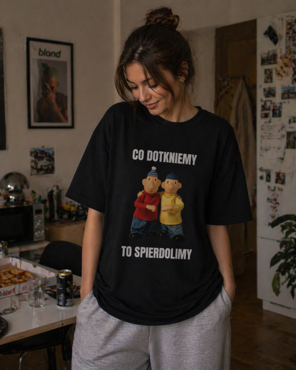T-shirt  ''SĄSIEDZI'' - Co dotkniemy to spierdolimy - OBLEKAJ